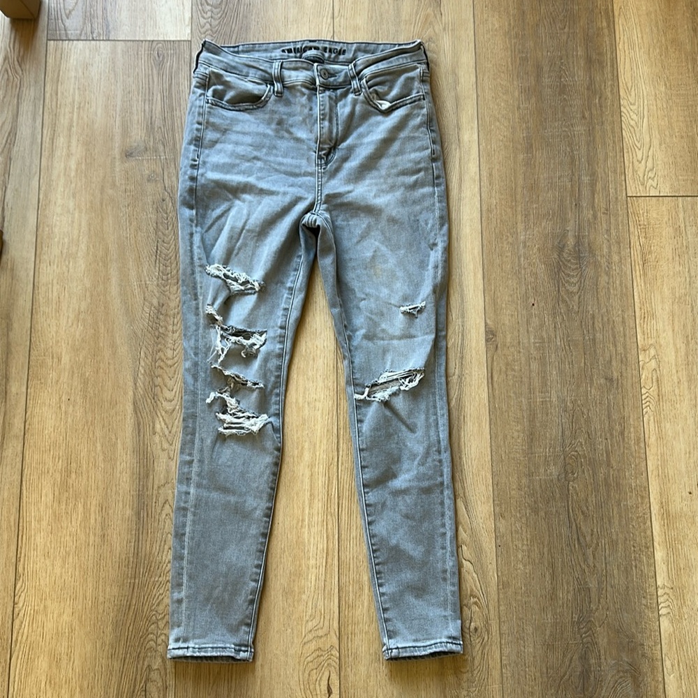EUC American Eagle Woman’s High Rise denim jeans. Next level stretch. Size 6.